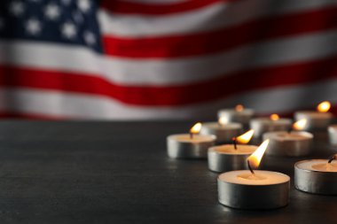 Masada ve Amerika Birleşik Devletleri bayrağında mum yakmak.