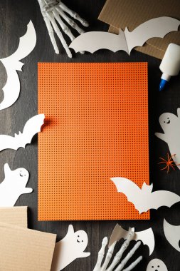 Tahta arka planda kağıt hayaletler, üst görünüm