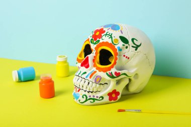 Meksika 'da Ölüler Günü için boyanmış bir insan kafatası..
