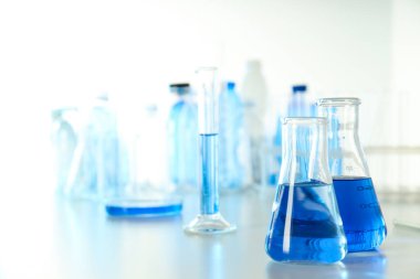 Cam mataralar ve beyaz arkaplan üzerine mezun silindir, metin için boşluk