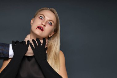 Cadılar Bayramı tarzında bir partide vampir kostümü giymiş bir kız.