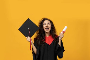 Balo elbisesi içinde çekici bir genç kız.