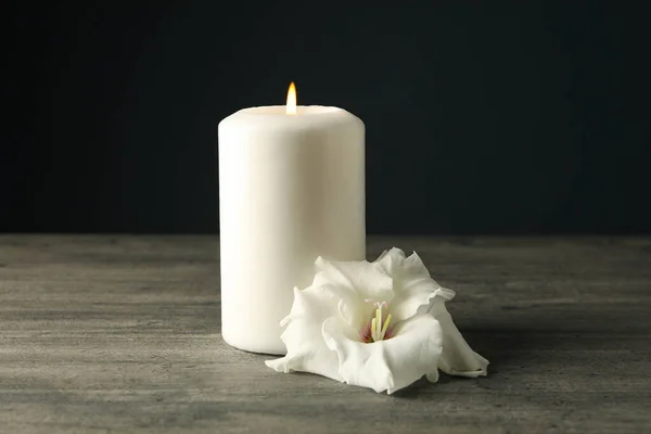 黑色背景的木制桌子上的蜡烛和花 — 图库照片