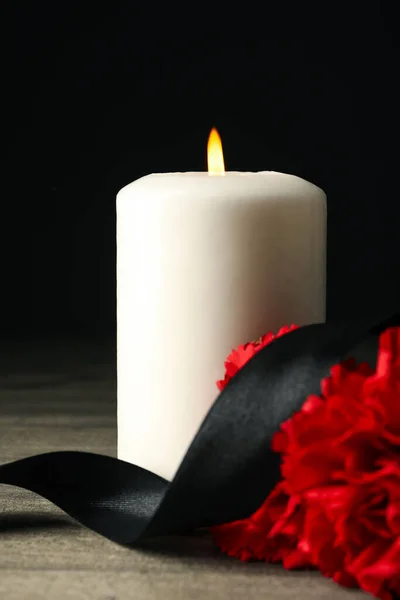 Свеча Цветы Черная Лента Деревянном Столе Черном Фоне — стоковое фото