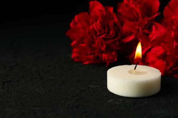 Свечи Цветы Черном Фоне Место Текста — стоковое фото
