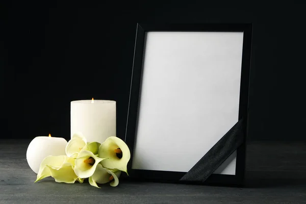 带有黑色背景彩带的蜡烛 花和相框 — 图库照片