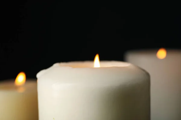 Brennende Weiße Kerzen Auf Schwarzem Hintergrund Nahaufnahme — Stockfoto