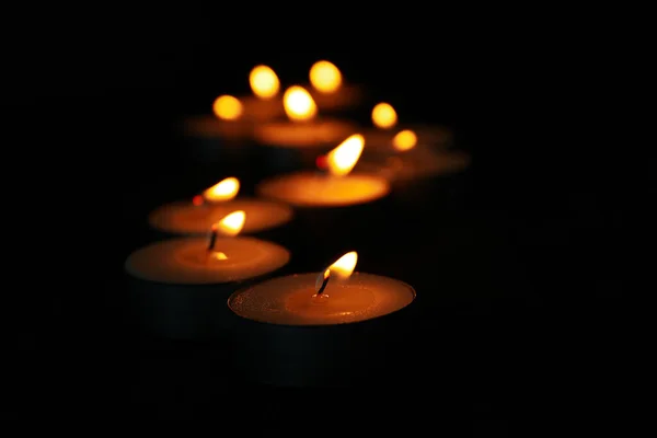 Brennende Kleine Kerzen Auf Schwarzem Hintergrund Nahaufnahme — Stockfoto
