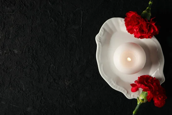 黑色背景下的蜡烛和花朵 文字空间 — 图库照片