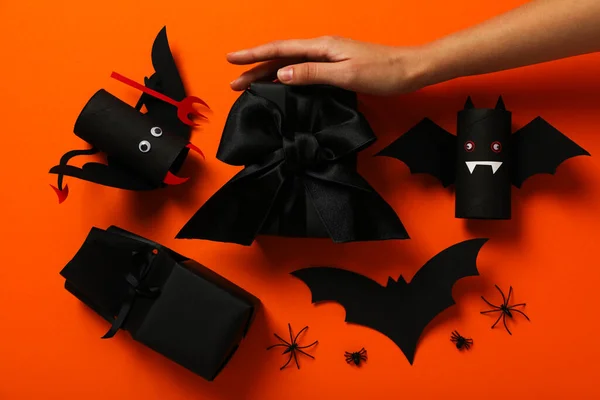 纸制蝙蝠 礼物和手橙色背景 顶部视图 — 图库照片