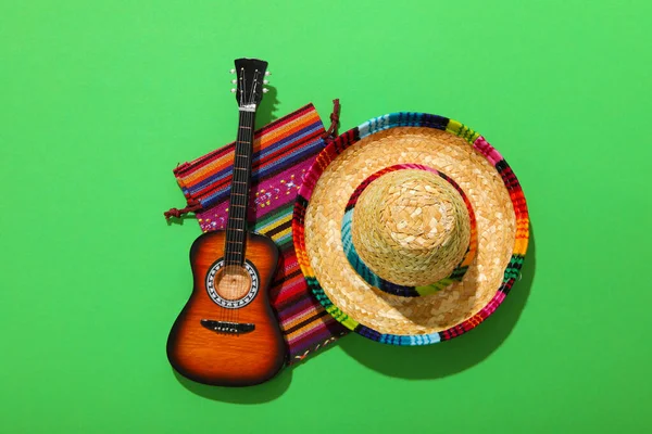Mexicaans Tapijt Gitaar Sombrero Groene Achtergrond — Stockfoto