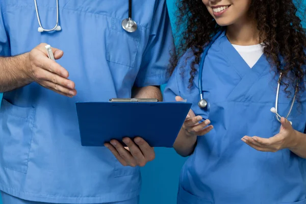 青い制服の男性と女性の医師 — ストック写真