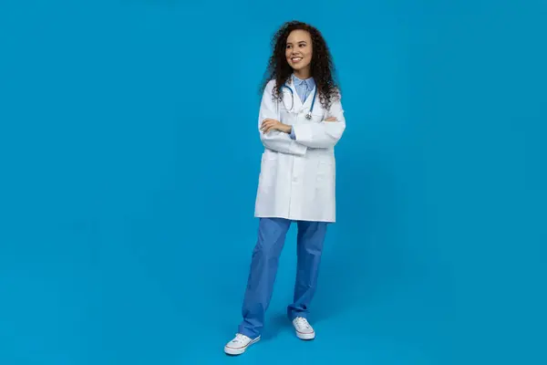 Una Ragazza Uniforme Medico Bianco Sfondo Blu — Foto Stock