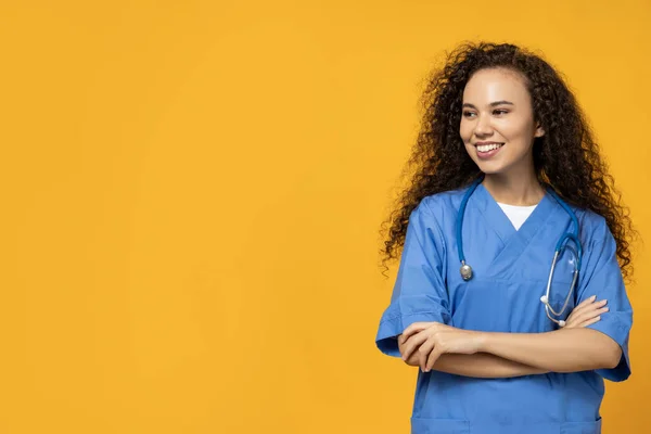 Flicka Blå Sjuksköterska Uniform Gul Bakgrund — Stockfoto