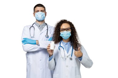 Beyaz üniformalı erkek ve kadın doktorlar, beyaz arka planda izole edilmiş.