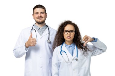 Beyaz üniformalı erkek ve kadın doktorlar, beyaz arka planda izole edilmiş.