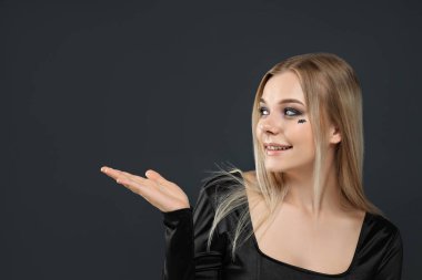 Cadılar Bayramı partisi için koyu makyajlı bir kız.