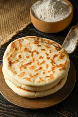 Lezzetli fırın yemeği konsepti. Lezzetli Pita, evde yapmak için yemek.