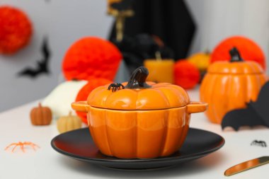 Cadılar Bayramı için masa, balkabakları ve yarasalarla ürkütücü dekorasyonlar.