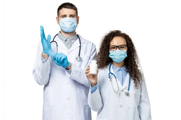 Médicos Homens Mulheres Uniforme Branco Isolados Sobre Fundo Branco — Fotografia de Stock
