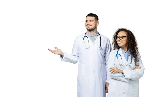 Manliga Och Kvinnliga Läkare Vit Uniform Isolerad Vit Bakgrund — Stockfoto