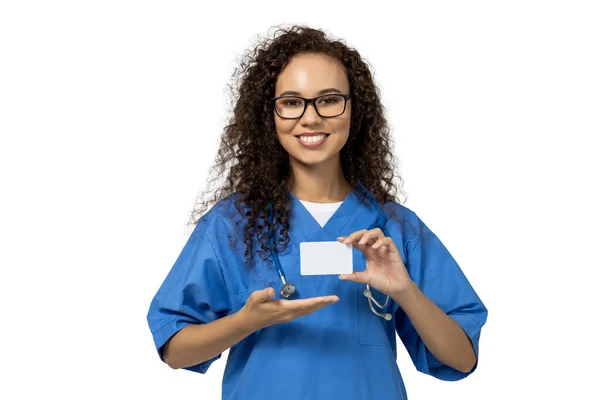 Dziewczyna Niebieskim Mundurze Pielęgniarki Czystą Kartką Papieru Odizolowana Białym Tle — Zdjęcie stockowe