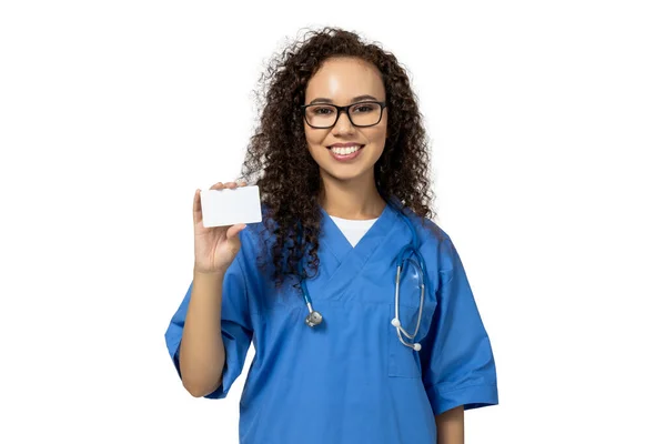 Uma Menina Uniforme Enfermeira Azul Com Uma Folha Papel Branco — Fotografia de Stock