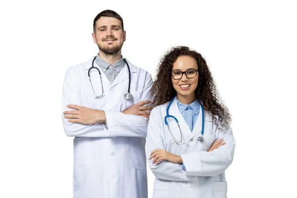 身穿白衣 与白人背景隔离的男医生和女医生 — 图库照片