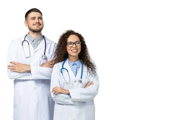 Médicos Homens Mulheres Uniforme Branco Isolados Sobre Fundo Branco — Fotografia de Stock