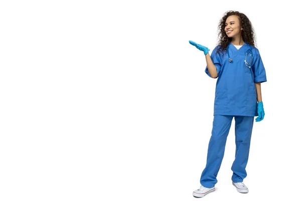 Een Meisje Een Blauw Verpleegstersuniform Geïsoleerd Witte Achtergrond — Stockfoto