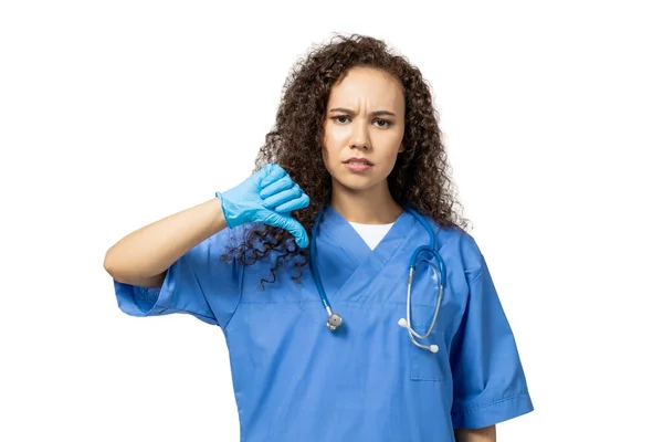 Una Chica Con Uniforme Enfermera Azul Aislada Sobre Fondo Blanco —  Fotos de Stock