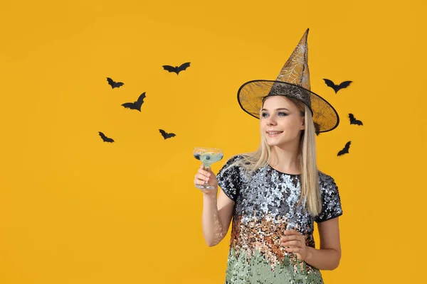 Una Chica Una Fiesta Estilo Halloween Con Cóctel Sus Manos —  Fotos de Stock