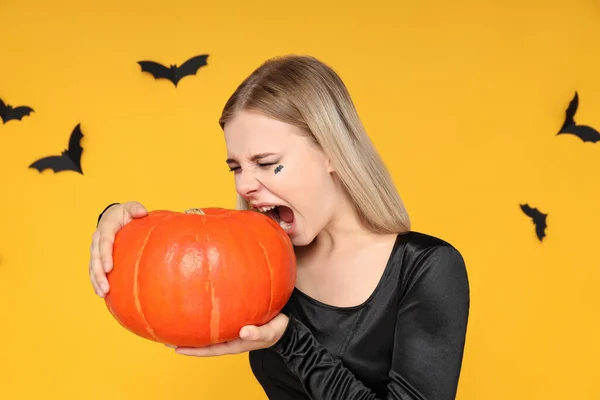 Una Chica Con Disfraz Halloween Con Una Calabaza Sus Manos —  Fotos de Stock