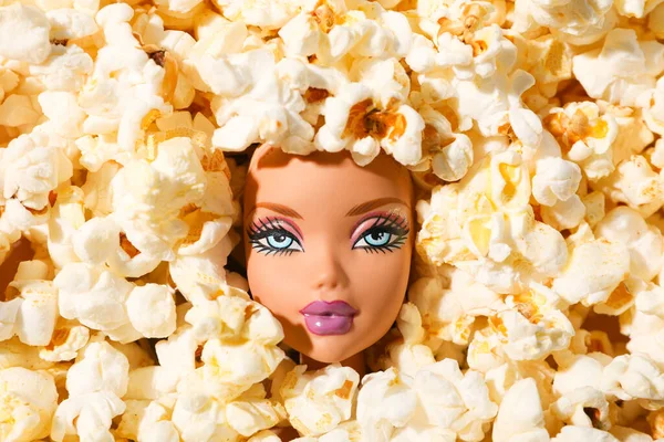 Barbie Puppenkopf Und Popcorn Draufsicht — Stockfoto