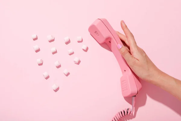 Telefono Vintage Mano Femminile Marshmallow Sfondo Rosa Spazio Testo — Foto Stock