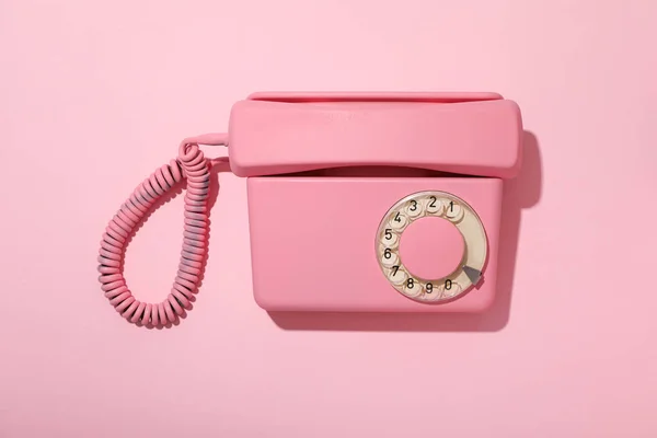 粉色背景的老式粉红电话 顶视图 — 图库照片
