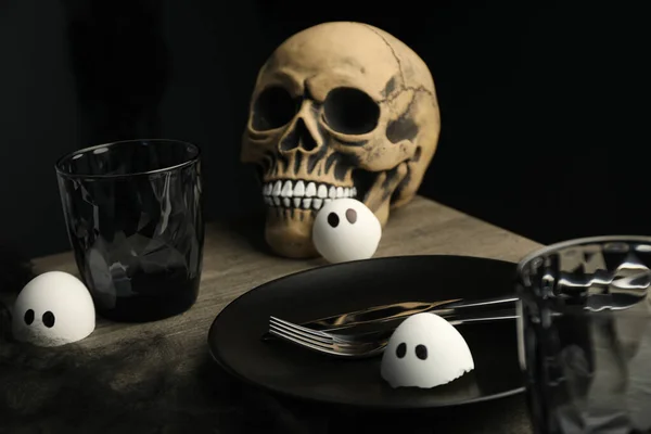 할로윈 테이블 두개골과 — 스톡 사진