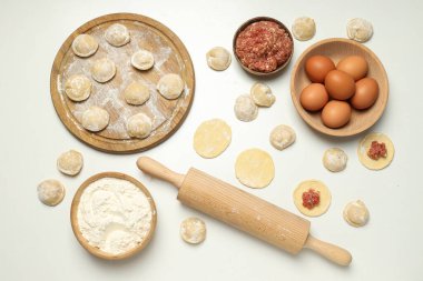 Çiğ hamur köfteleriyle ev yemeği kavramı