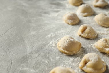 Çiğ hamur köfteleriyle ev yemeği kavramı