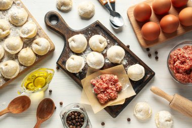 Çiğ hamur köfteleriyle ev yemeği kavramı