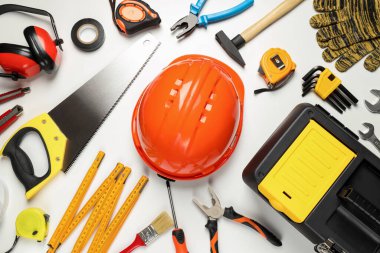 Beyaz arkaplan ve üst görünümde inşaat araçları