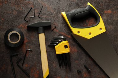 Koyu arkaplan ve üst görünümde inşaat araçları