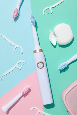 Renkli arkaplanda elektrikli diş fırçaları, üst görünüm