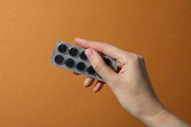 Turuncu arkaplanda aktif kömür tabletleri