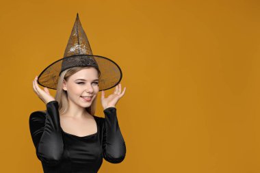 Cadılar Bayramı kostümlü kız, mesaj atmak için yeri var.