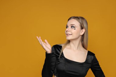 Cadılar Bayramı kostümlü kız, mesaj atmak için yeri var.