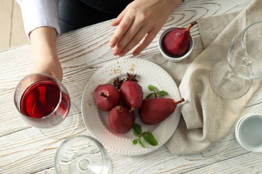 Lezzetli ve lezzetli yemek konsepti. Şarap armudu.