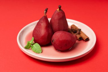 Lezzetli ve lezzetli yemek konsepti. Şarap armudu.