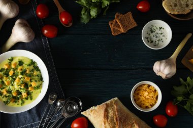 Lezzetli peynirli çorba ile lezzetli öğle yemeği konsepti