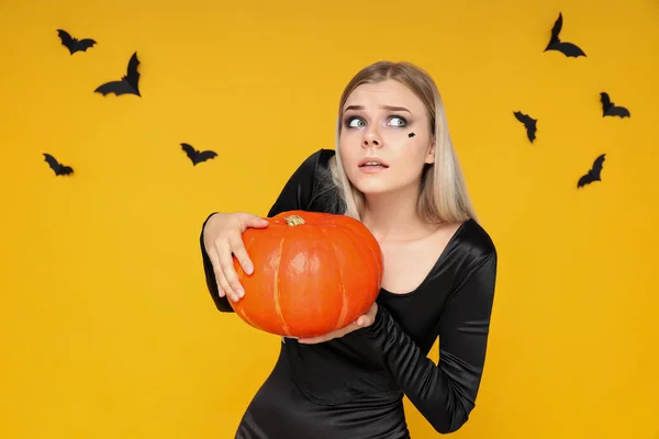 Une Fille Costume Halloween Avec Une Citrouille Dans Les Mains — Photo
